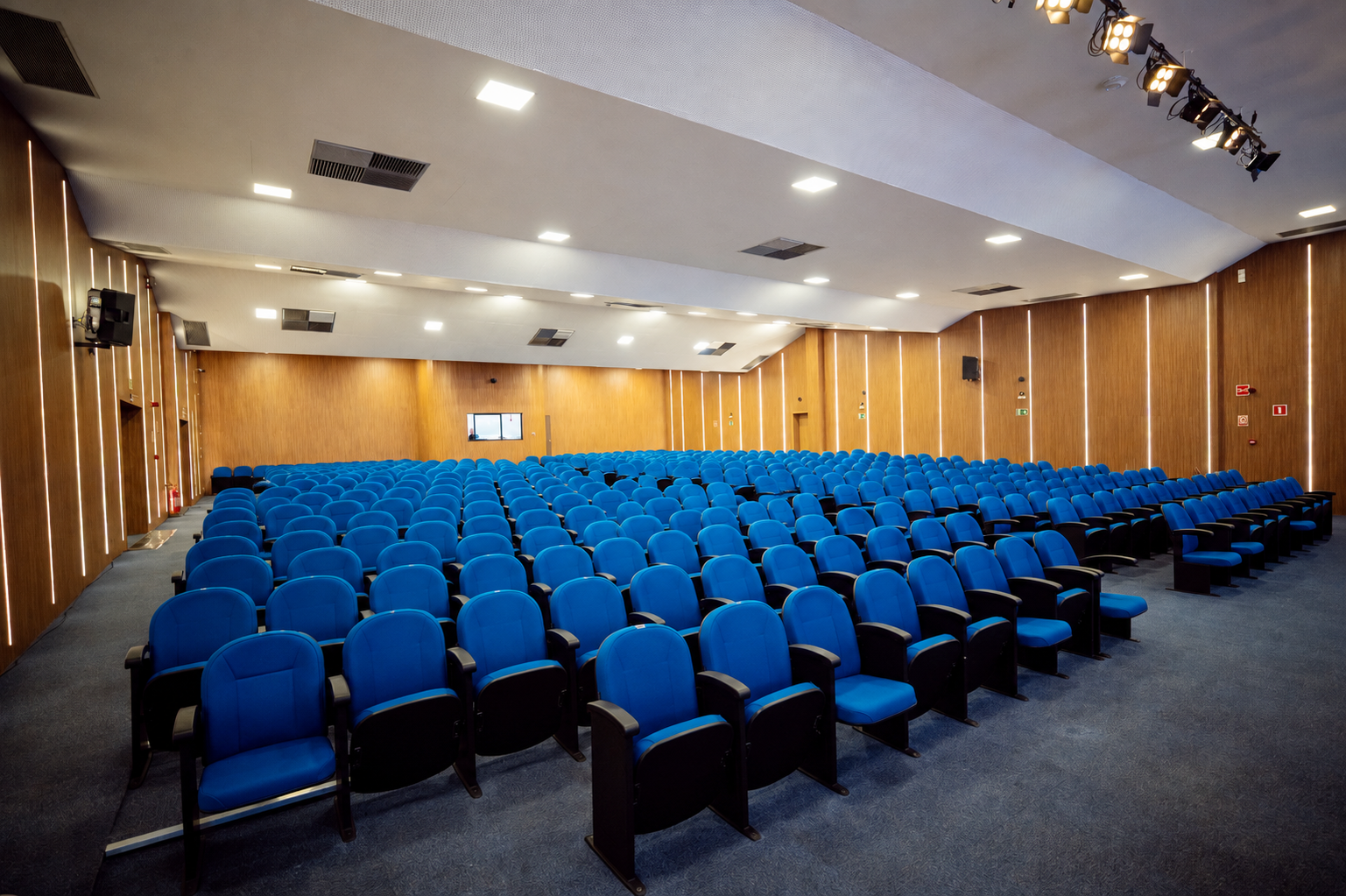 Auditório com Palco, LED e Plenária