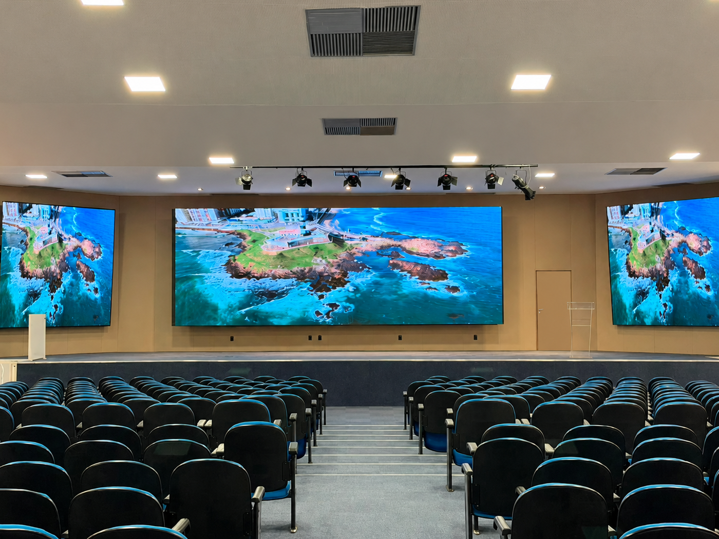 Auditório com Palco, LED e Plenária